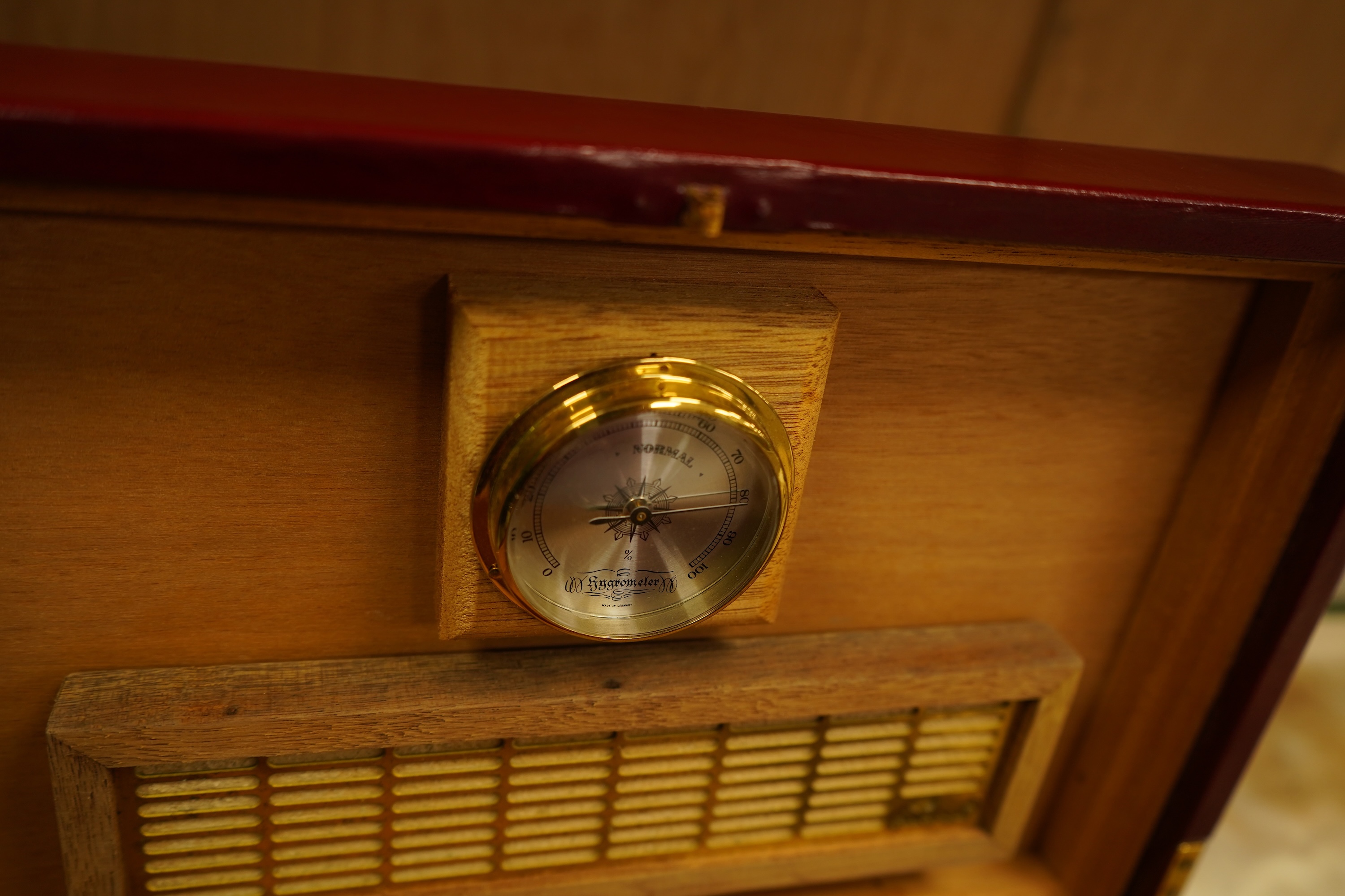 A silver plated cased serving set together with a leather humidor with key, 28cm wide